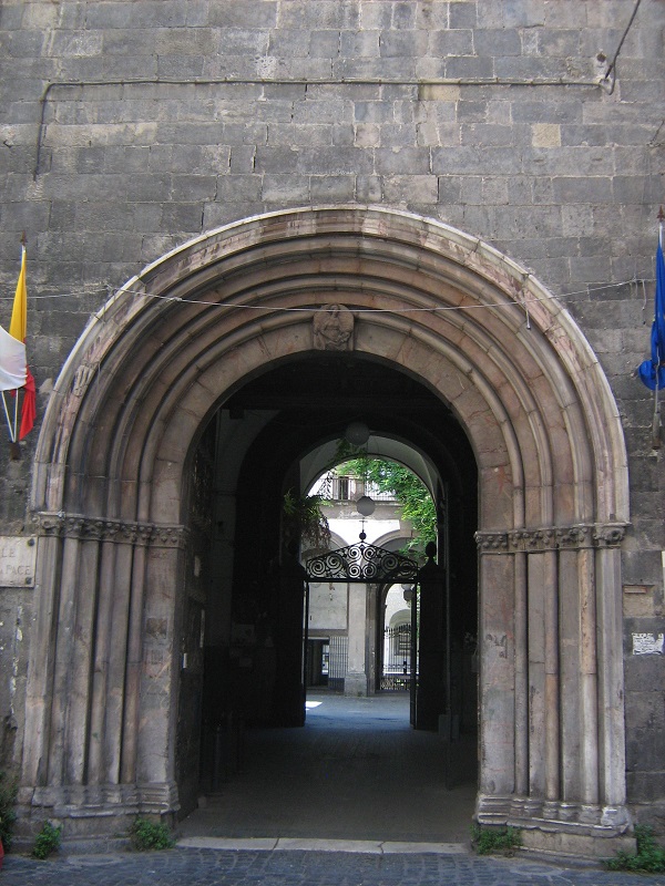 ingresso palazzo di sergianni caracciolo a napoli